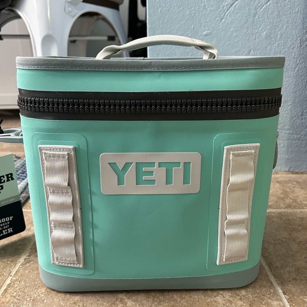 Yeti hopper 8 aquifer blue rare color NWT